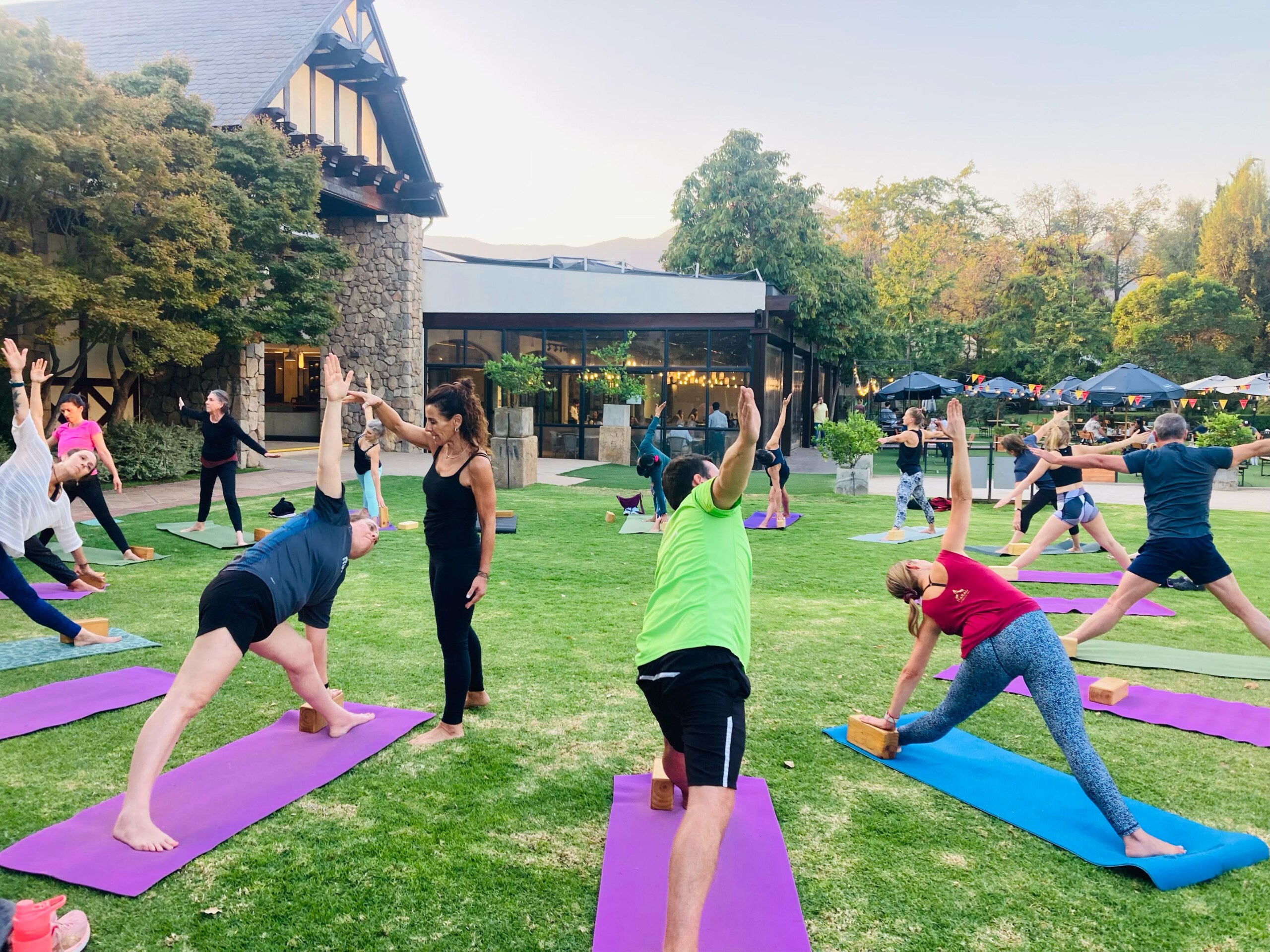 CONECTEN CUERPO Y MENTE EN LA CLASE ABIERTA DE YOGA DEL CDM