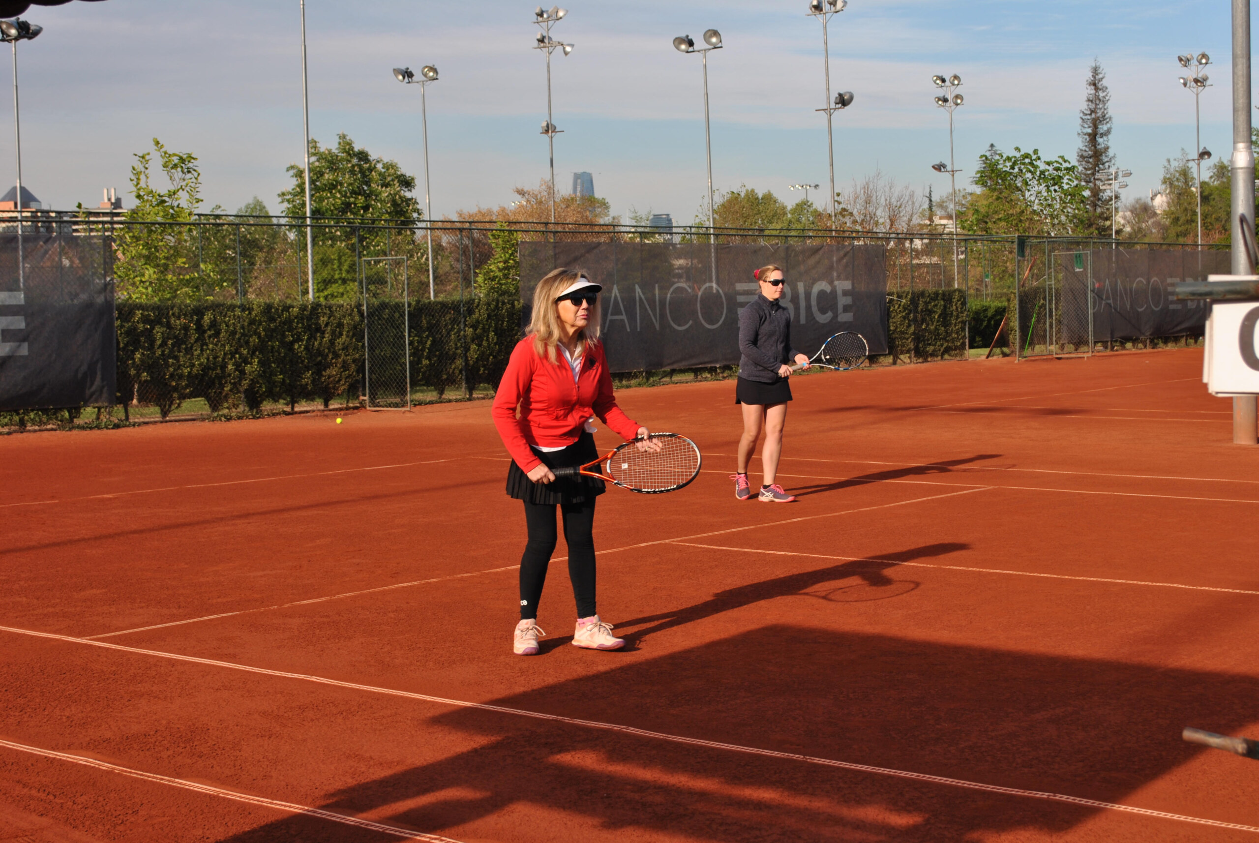 ESCUELAS DE TENIS PARA HOMBRES Y MUJERES: UNA INVITACIÓN A APRENDER Y DISFRUTAR