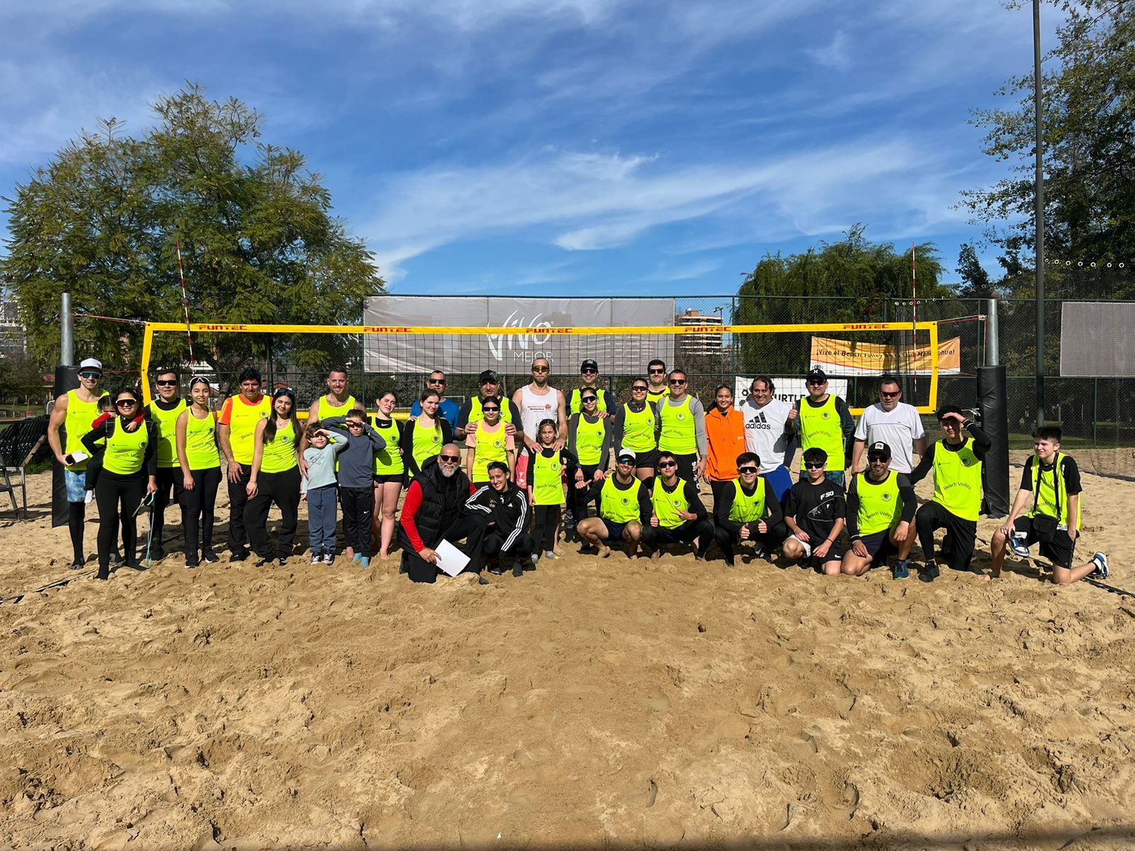 ENCUENTRO PADRE E HIJO/A DE BEACH VOLLEY: DEPORTE Y ENTRETENCIÓN